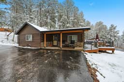 Two Bit Cabin-Sleeps 4-2Bd2Bath-HotTub-Nearby Pond