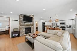 Two Bit Cabin-Sleeps 4-2Bd2Bath-HotTub-Nearby Pond