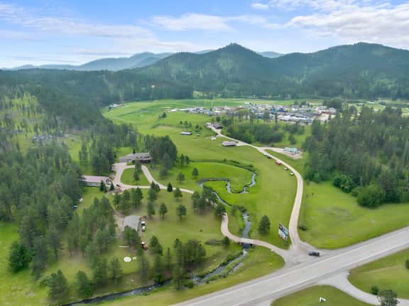 Largest Hill City Cabin-Sleeps 20 with Hot Tub